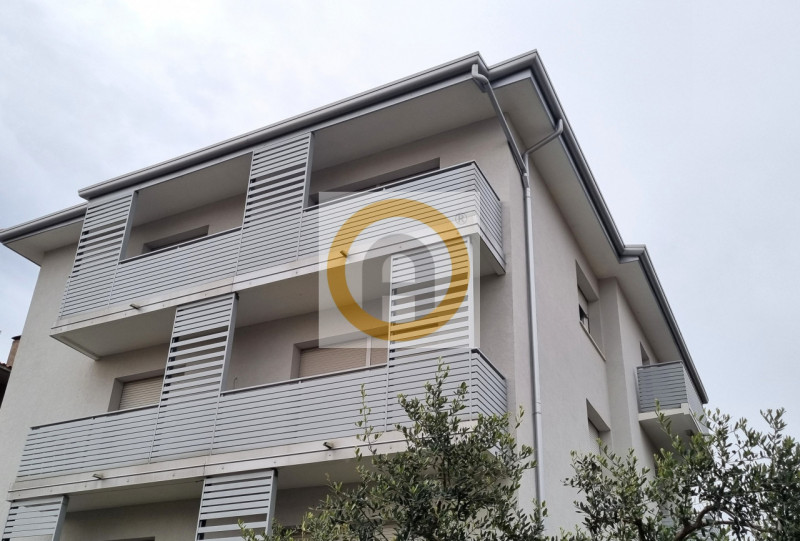 Proponiamo in vendita ampio e luminoso appartamento tricamera di circa 150 mq situato all’interno...