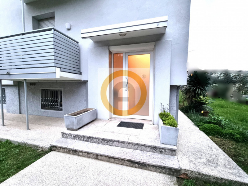 Proponiamo in vendita ampio e luminoso appartamento tricamera di circa 150 mq situato all’interno...