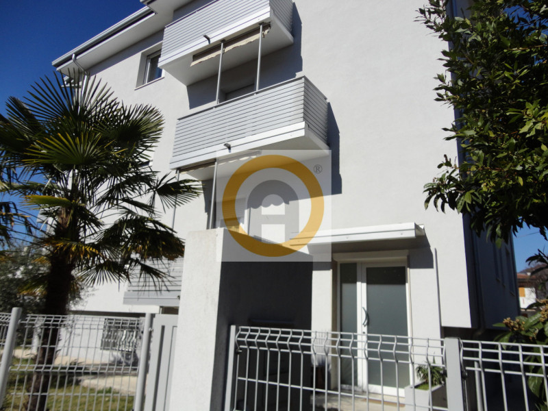 Proponiamo in vendita ampio e luminoso appartamento tricamera di circa 150 mq situato all’interno...