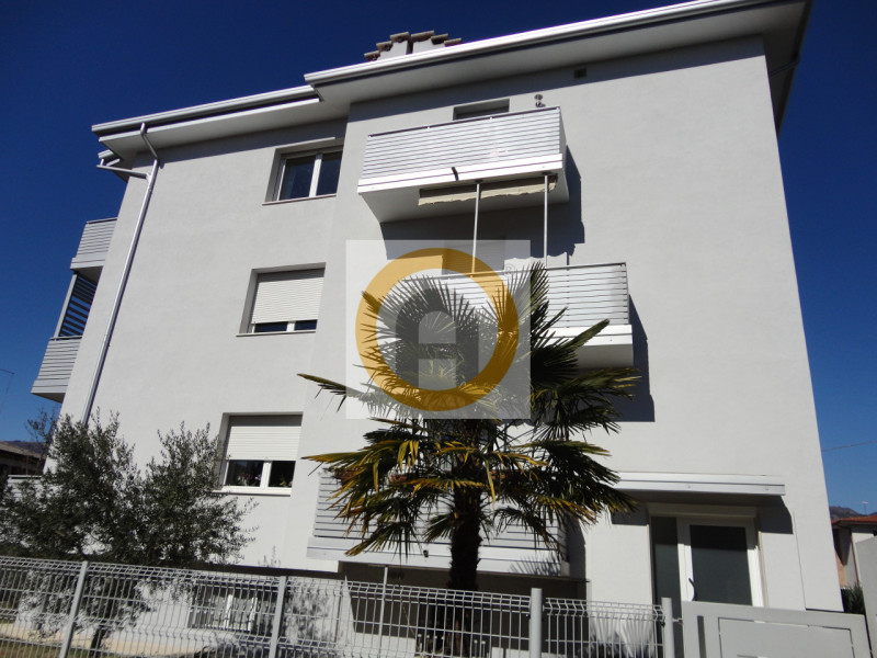 Proponiamo in vendita ampio e luminoso appartamento tricamera di circa 150 mq situato all’interno...