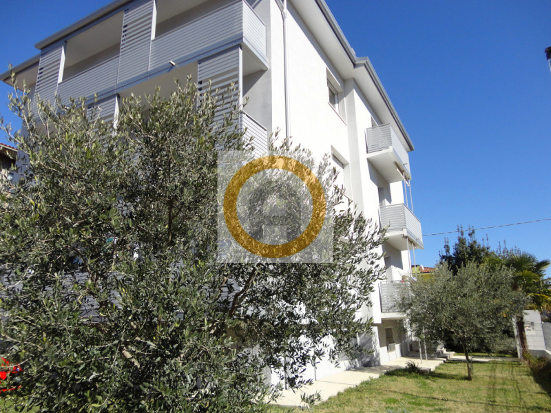 Proponiamo in vendita ampio e luminoso appartamento tricamera di circa 150 mq situato all’interno...