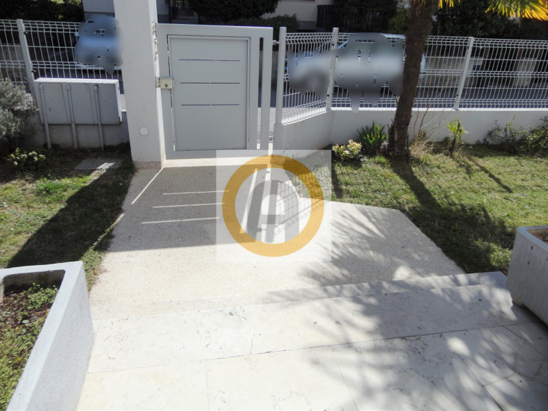 Proponiamo in vendita ampio e luminoso appartamento tricamera di circa 150 mq situato all’interno...