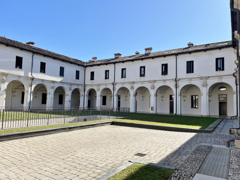 AMPIO TRICAMERE CON GARAGE IN CONTESTO DI EX CONVENTO NEL CENTRO STORICO DI VICENZA - RIF. 8292 -...