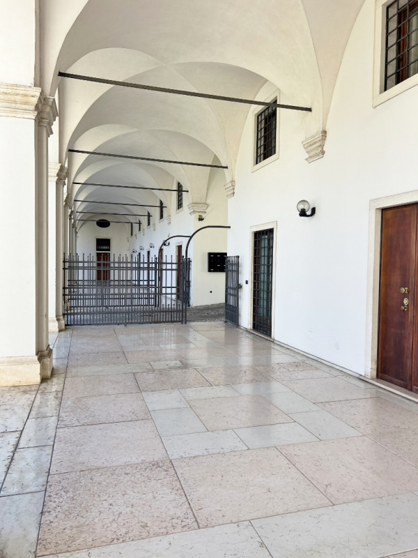 AMPIO TRICAMERE CON GARAGE IN CONTESTO DI EX CONVENTO NEL CENTRO STORICO DI VICENZA - RIF. 8292 -...