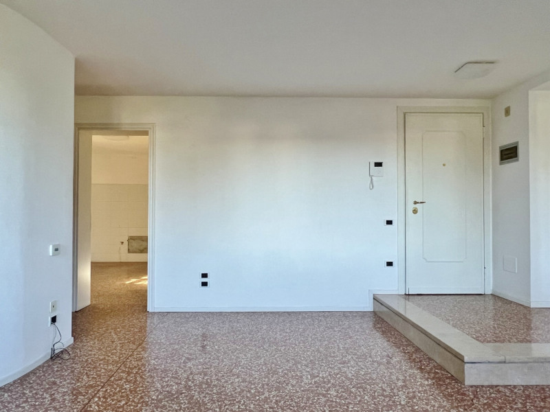 AMPIO TRICAMERE CON GARAGE IN CONTESTO DI EX CONVENTO NEL CENTRO STORICO DI VICENZA - RIF. 8292 -...