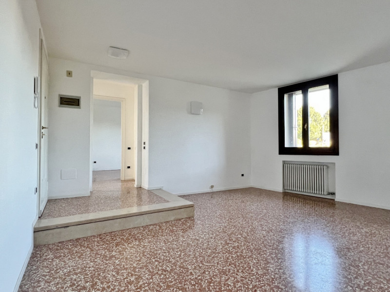 AMPIO TRICAMERE IN CONTESTO DI EX CONVENTO NEL CENTRO STORICO DI VICENZA - RIF. 8292 - EURO 395.0...