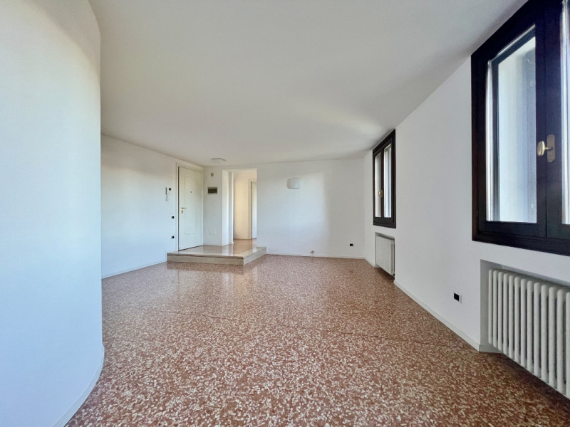 AMPIO TRICAMERE CON GARAGE IN CONTESTO DI EX CONVENTO NEL CENTRO STORICO DI VICENZA - RIF. 8292 -...