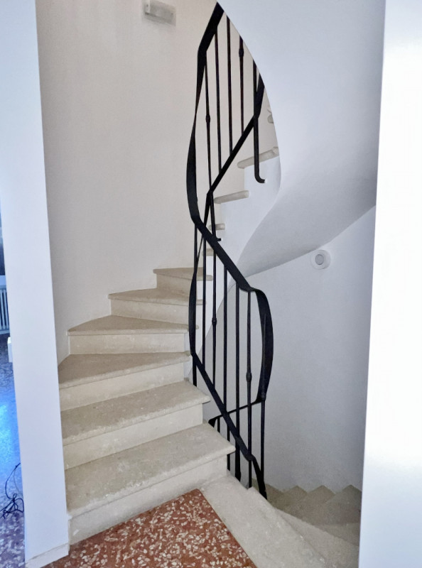 AMPIO TRICAMERE CON GARAGE IN CONTESTO DI EX CONVENTO NEL CENTRO STORICO DI VICENZA - RIF. 8292 -...