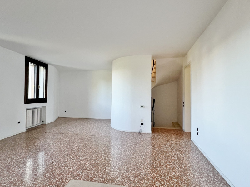 AMPIO TRICAMERE CON GARAGE IN CONTESTO DI EX CONVENTO NEL CENTRO STORICO DI VICENZA - RIF. 8292 -...