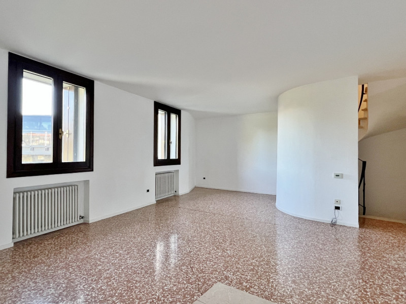AMPIO TRICAMERE CON GARAGE IN CONTESTO DI EX CONVENTO NEL CENTRO STORICO DI VICENZA - RIF. 8292 -...
