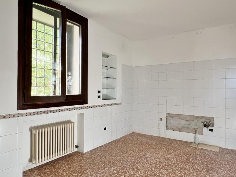 AMPIO TRICAMERE CON GARAGE IN CONTESTO DI EX CONVENTO NEL CENTRO STORICO DI VICENZA - RIF. 8292 -...