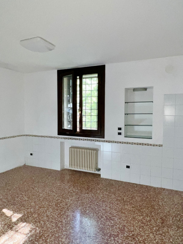 AMPIO TRICAMERE CON GARAGE IN CONTESTO DI EX CONVENTO NEL CENTRO STORICO DI VICENZA - RIF. 8292 -...