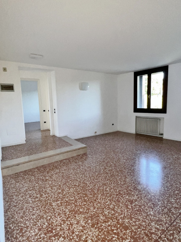 AMPIO TRICAMERE CON GARAGE IN CONTESTO DI EX CONVENTO NEL CENTRO STORICO DI VICENZA - RIF. 8292 -...