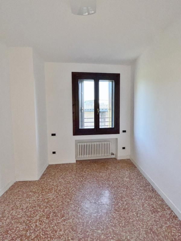 AMPIO TRICAMERE CON GARAGE IN CONTESTO DI EX CONVENTO NEL CENTRO STORICO DI VICENZA - RIF. 8292 -...