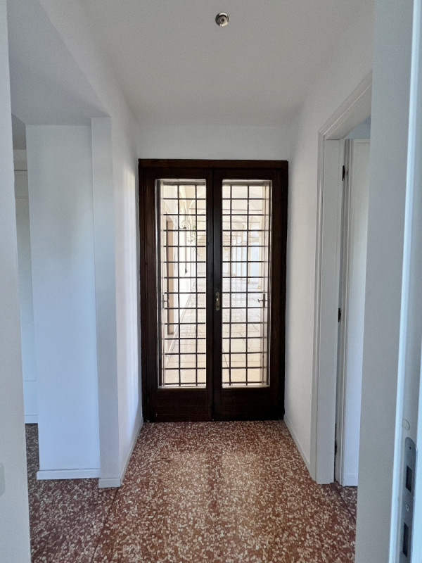 AMPIO TRICAMERE CON GARAGE IN CONTESTO DI EX CONVENTO NEL CENTRO STORICO DI VICENZA - RIF. 8292 -...