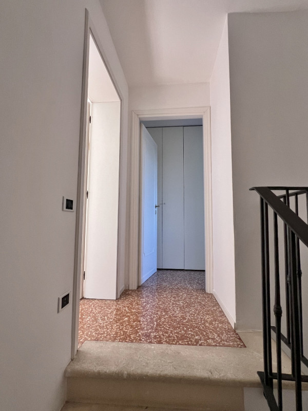 AMPIO TRICAMERE CON GARAGE IN CONTESTO DI EX CONVENTO NEL CENTRO STORICO DI VICENZA - RIF. 8292 -...
