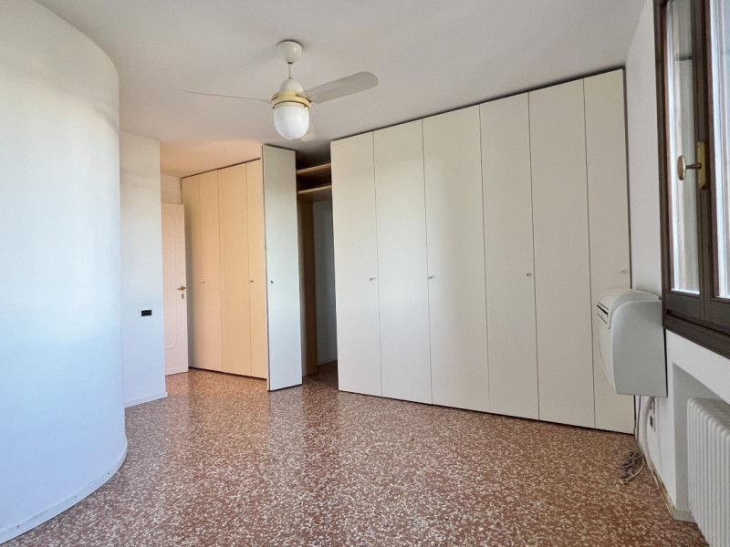 AMPIO TRICAMERE CON GARAGE IN CONTESTO DI EX CONVENTO NEL CENTRO STORICO DI VICENZA - RIF. 8292 -...