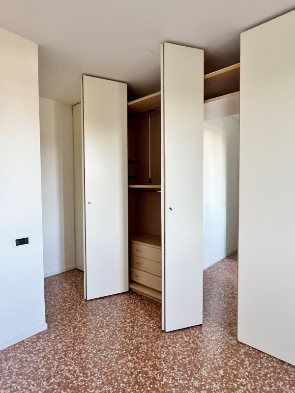 AMPIO TRICAMERE CON GARAGE IN CONTESTO DI EX CONVENTO NEL CENTRO STORICO DI VICENZA - RIF. 8292 -...