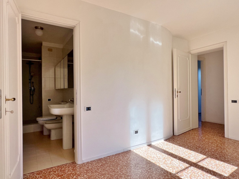 AMPIO TRICAMERE CON GARAGE IN CONTESTO DI EX CONVENTO NEL CENTRO STORICO DI VICENZA - RIF. 8292 -...