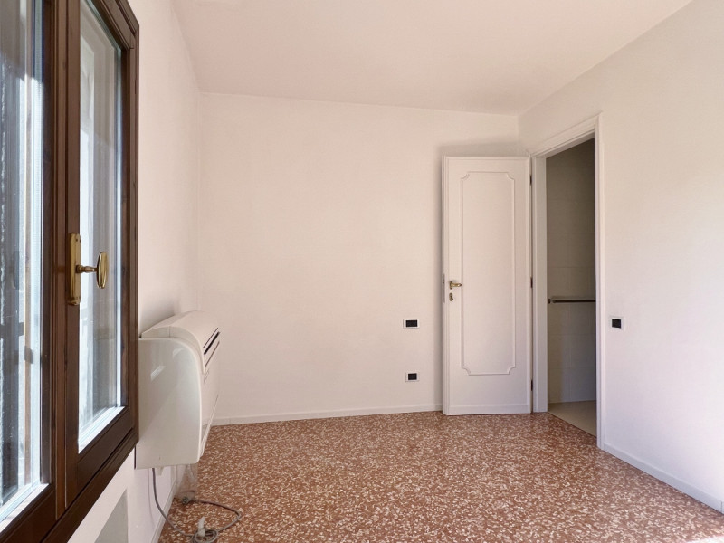 AMPIO TRICAMERE CON GARAGE IN CONTESTO DI EX CONVENTO NEL CENTRO STORICO DI VICENZA - RIF. 8292 -...