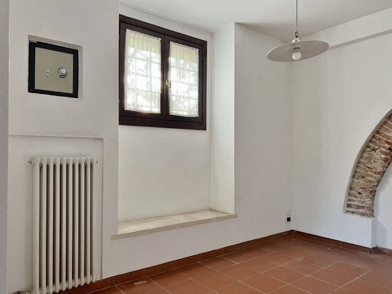 AMPIO TRICAMERE CON GARAGE IN CONTESTO DI EX CONVENTO NEL CENTRO STORICO DI VICENZA - RIF. 8292 -...
