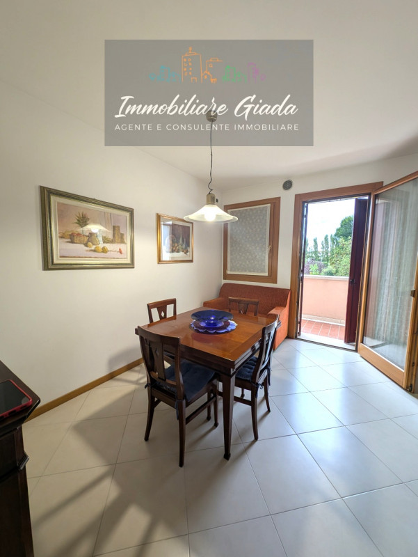 Scopri questo splendido appartamento pentalocale, situato al primo piano di una moderna palazzina...