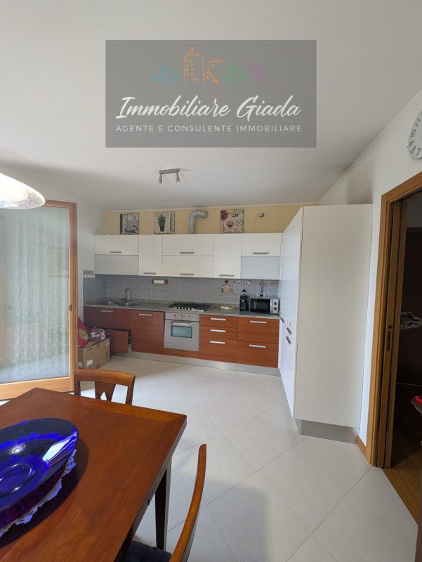 Scopri questo splendido appartamento pentalocale, situato al primo piano di una moderna palazzina...