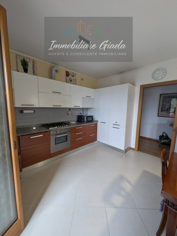 Scopri questo splendido appartamento pentalocale, situato al primo piano di una moderna palazzina...