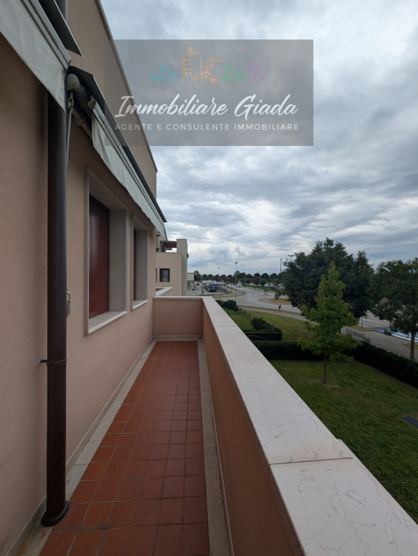 Scopri questo splendido appartamento pentalocale, situato al primo piano di una moderna palazzina...