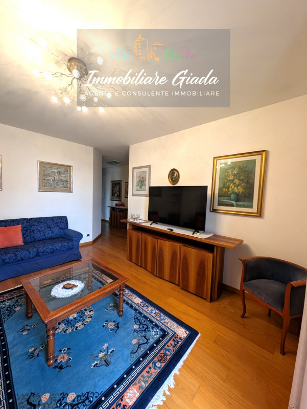 Scopri questo splendido appartamento pentalocale, situato al primo piano di una moderna palazzina...