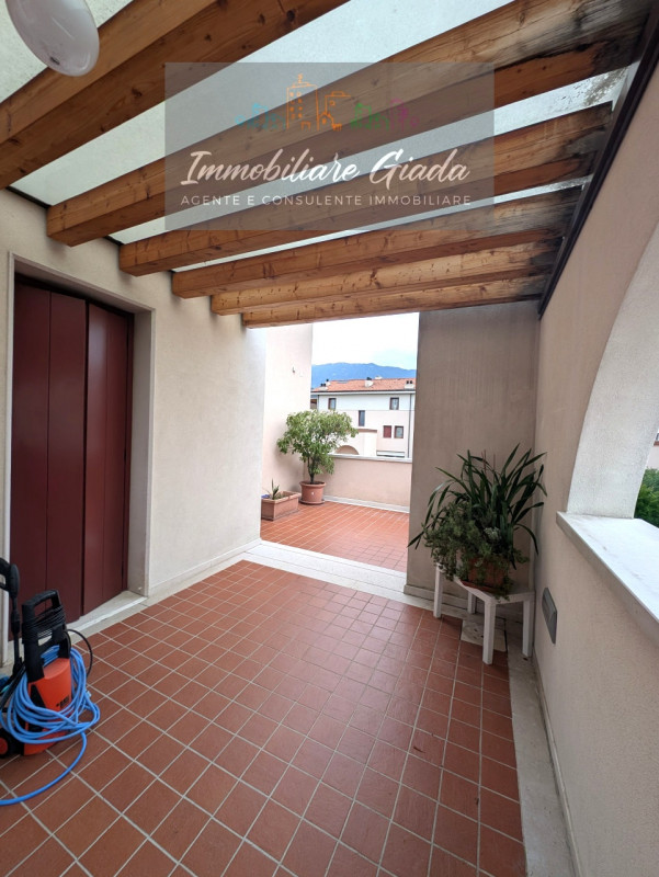 Scopri questo splendido appartamento pentalocale, situato al primo piano di una moderna palazzina...