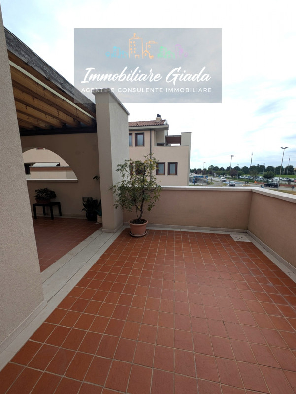 Scopri questo splendido appartamento pentalocale, situato al primo piano di una moderna palazzina...