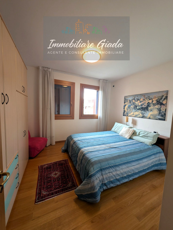 Scopri questo splendido appartamento pentalocale, situato al primo piano di una moderna palazzina...