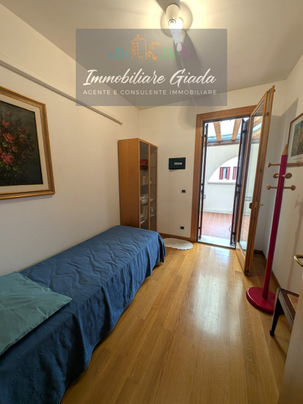 Scopri questo splendido appartamento pentalocale, situato al primo piano di una moderna palazzina...