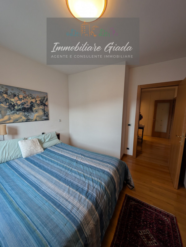 Scopri questo splendido appartamento pentalocale, situato al primo piano di una moderna palazzina...