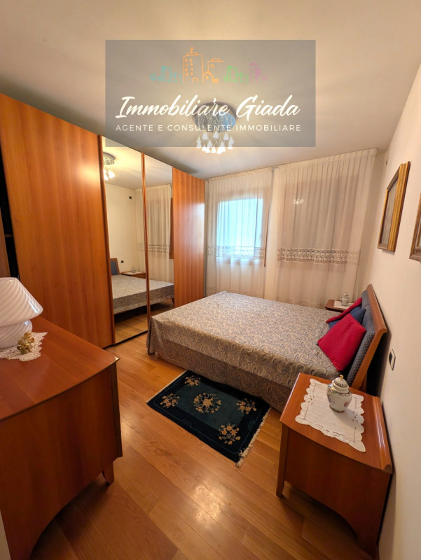 Scopri questo splendido appartamento pentalocale, situato al primo piano di una moderna palazzina...