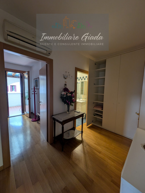 Scopri questo splendido appartamento pentalocale, situato al primo piano di una moderna palazzina...