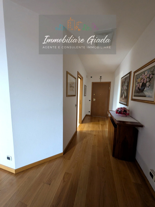 Scopri questo splendido appartamento pentalocale, situato al primo piano di una moderna palazzina...