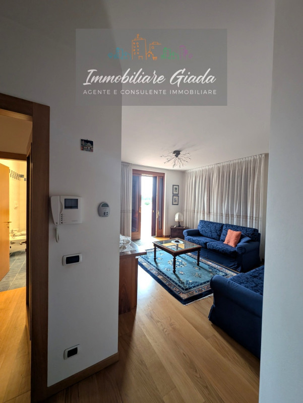 Scopri questo splendido appartamento pentalocale, situato al primo piano di una moderna palazzina...