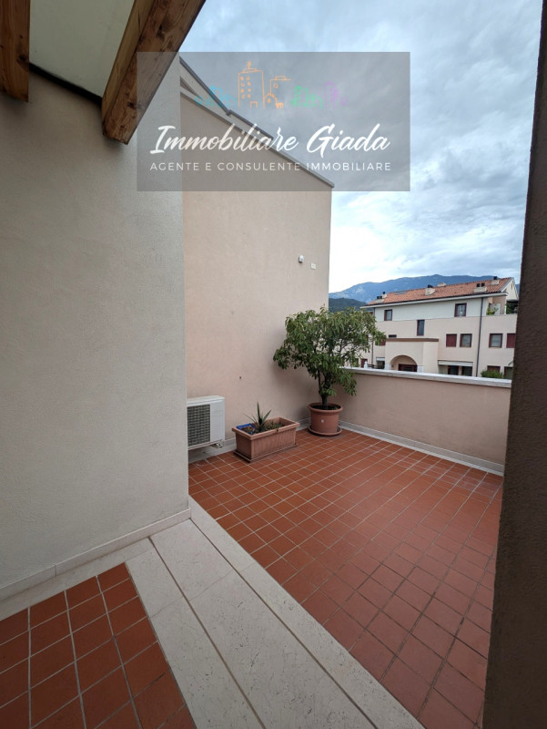 Scopri questo splendido appartamento pentalocale, situato al primo piano di una moderna palazzina...