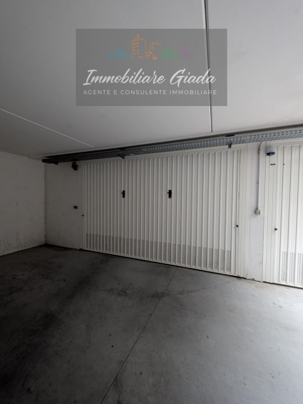 Scopri questo splendido appartamento pentalocale, situato al primo piano di una moderna palazzina...