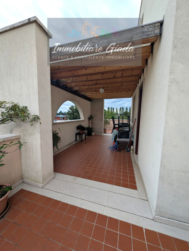 Scopri questo splendido appartamento pentalocale, situato al primo piano di una moderna palazzina...