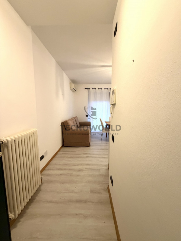 Scopri questo affascinante appartamento bilocale situato a Bassano del Grappa, a pochi passi dal ...