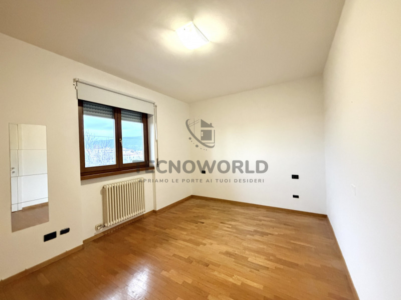 Scopri questo affascinante appartamento bilocale situato a Bassano del Grappa, a pochi passi dal ...