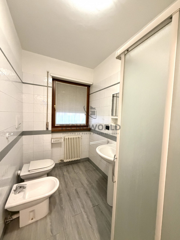 Scopri questo affascinante appartamento bilocale situato a Bassano del Grappa, a pochi passi dal ...