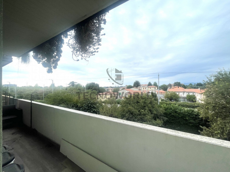 Scopri questo affascinante appartamento bilocale situato a Bassano del Grappa, a pochi passi dal ...