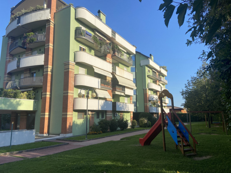 Scopri questo affascinante appartamento bilocale situato a Bassano del Grappa, a pochi passi dal ...