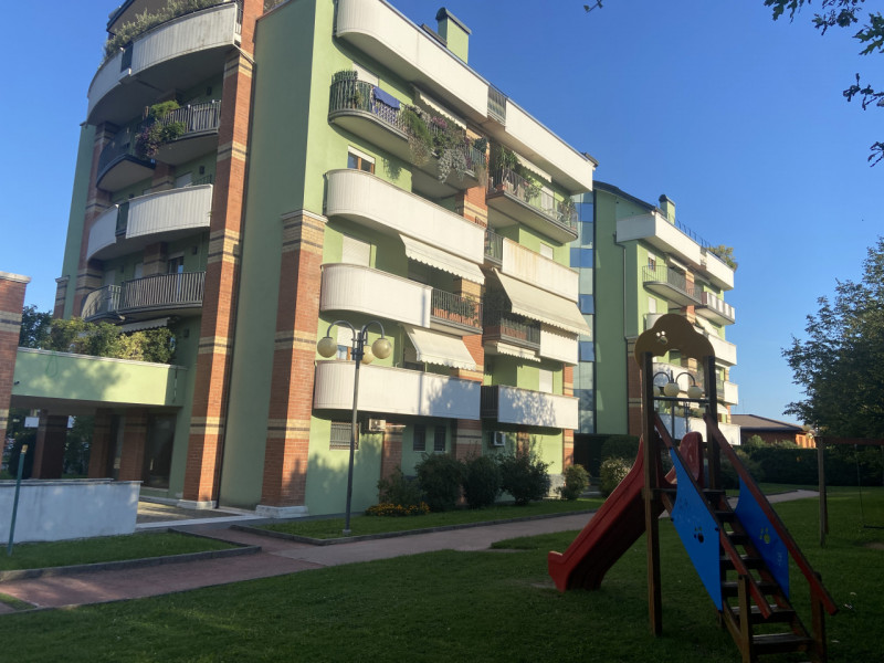 Scopri questo affascinante appartamento bilocale situato a Bassano del Grappa, a pochi passi dal ...