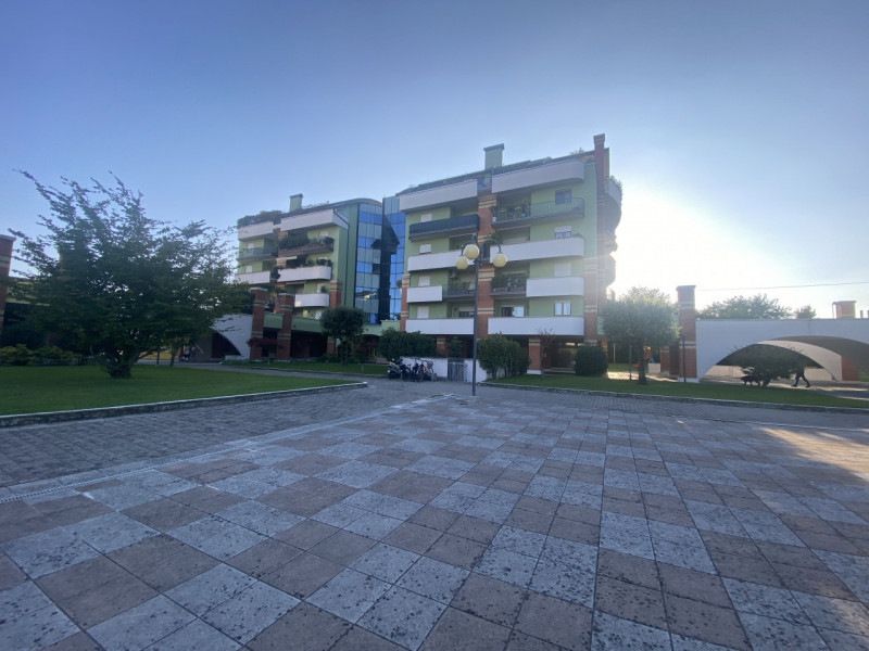 Scopri questo affascinante appartamento bilocale situato a Bassano del Grappa, a pochi passi dal ...