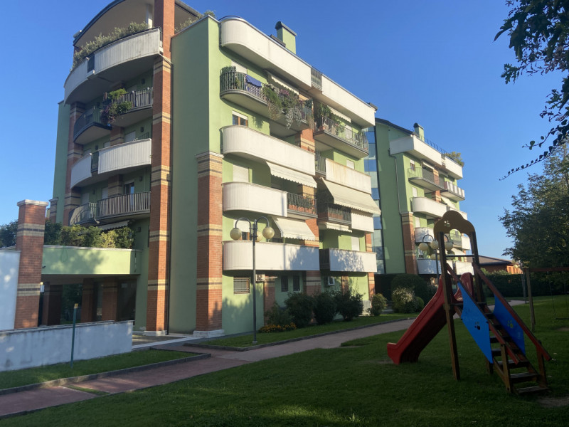 Scopri questo affascinante appartamento bilocale situato a Bassano del Grappa, a pochi passi dal ...